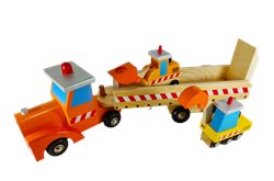 משאית עץ איכותית גוררת שני טרקטורים